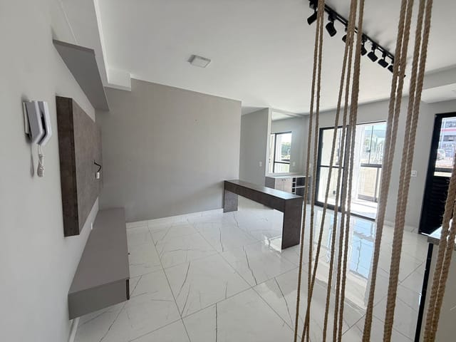 Locação - Apartamento Semimobiliado com 3 quartos, 1 vaga, Sacada com churrasqueira, Vista Uvaranas, Uvaranas.