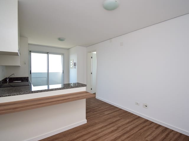 Apartamento 1 quarto e 1 banheiro, para alugar, no bairro Centro Cívico em Curitiba