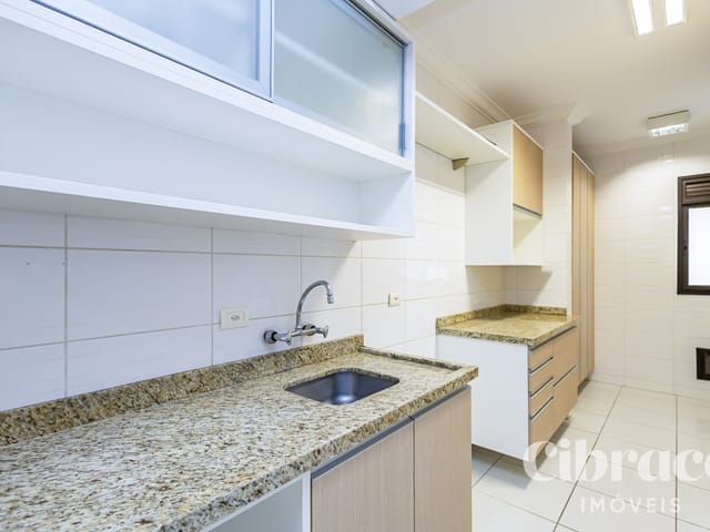 Apartamento 2 quartos e 1 banheiro, para alugar, no bairro Portão em Curitiba