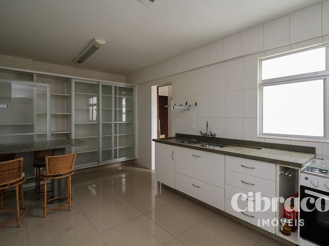 Apartamento 3 quartos e 2 banheiros, para alugar, no bairro Centro Cívico em Curitiba