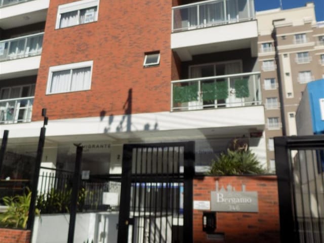 Apartamento 1 quarto e 1 banheiro, para alugar, no bairro Centro em Curitiba