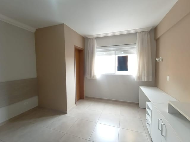 Apartamento 1 quarto e 1 banheiro, para alugar, no bairro Centro em Curitiba