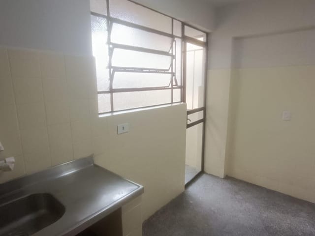 Apartamento 2 quartos e 1 banheiro, para alugar, no bairro Tarumã em Curitiba