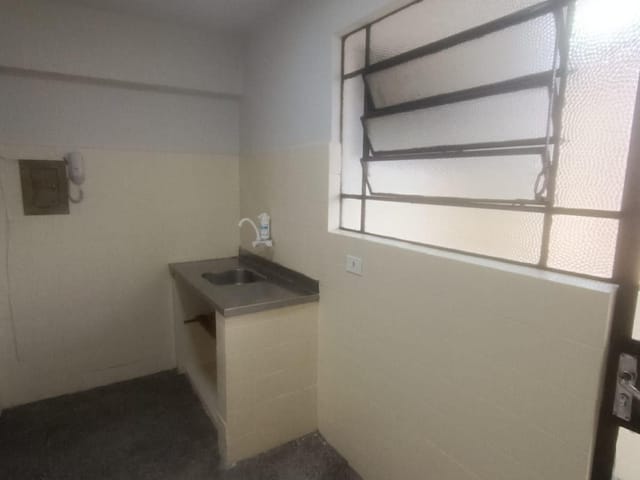 Apartamento 2 quartos e 1 banheiro, para alugar, no bairro Tarumã em Curitiba