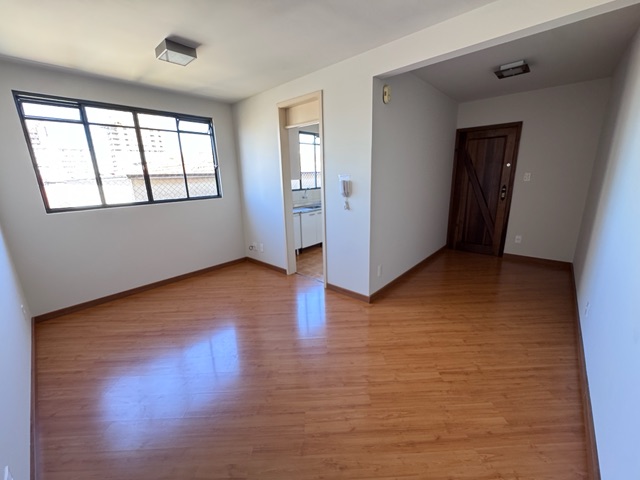 Locação - Apartamento com 3 quartos, 1 vaga de garagem, Edifício Castro Alves, Centro.