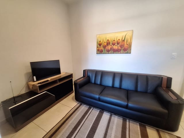 Locação - Apartamento Mobiliado, 2 quartos sendo 1 suíte, 2 banheiros, 1 vaga de garagem, Neves.