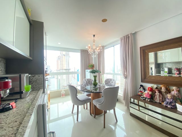 Foto do Apartamento - Edifício Figueira da Foz - Apartamento Vista Mar Barra Sul - Balneário Camboriú - 3 Dormitórios sendo 1 Suíte - 2 Vagas | Versailles Brasil