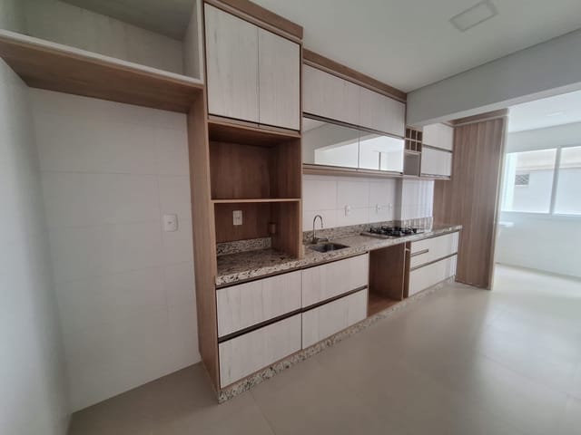Locação - Apartamento com 3 quartos (sendo 1 suíte), 2 vagas, 217 m², Próximo ao Balaroti, Uvaranas.