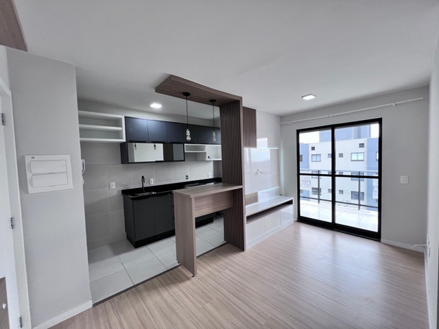 Locação - Apartamento Planejado, Semimobiliado, 2 quartos sendo 1 suíte, 1 vaga, Churrasqueira, Vista Uvaranas.