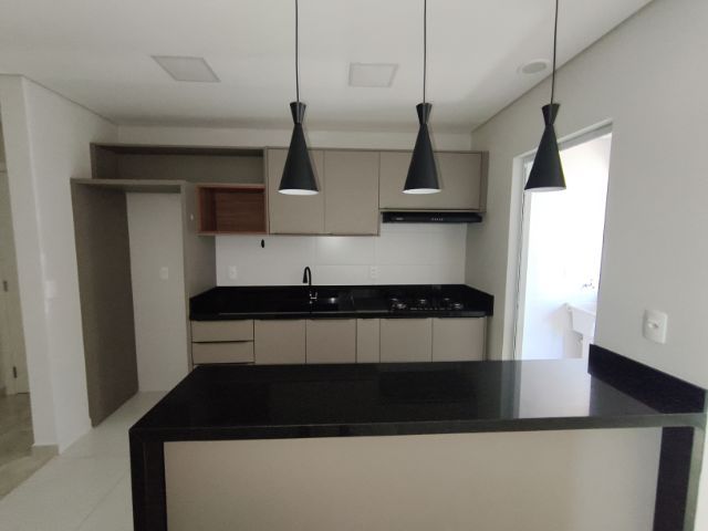 Apartamento para locação com 2 quartos sendo 1 suíte no Centro.