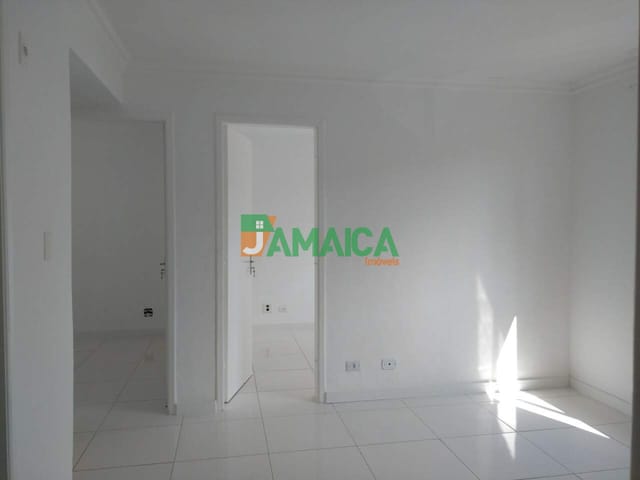 Apartamento 2 quartos e 1 banheiro, para alugar, no bairro Uberaba em Curitiba
