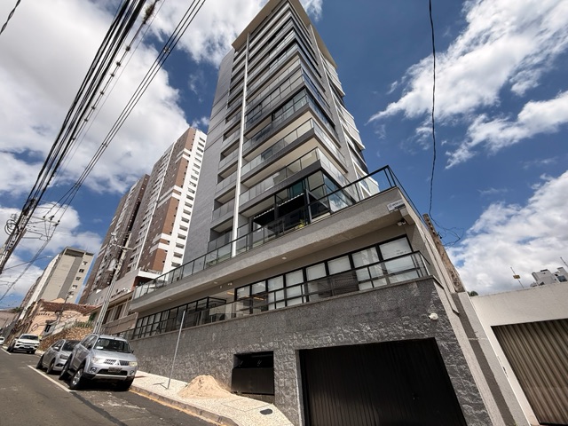 Locação - Apartamento de Alto Padrão, 4 quartos sendo 2 suítes, 2 vagas, Edifício Lins Antunes, Centro.
