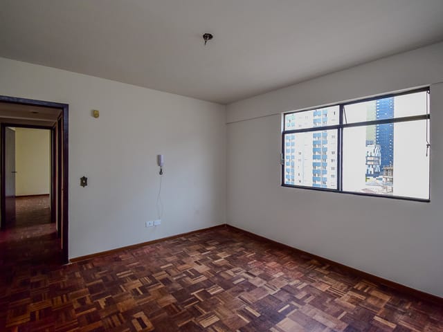 Apartamento 2 quartos e 1 banheiro, para alugar, no bairro Centro em Curitiba