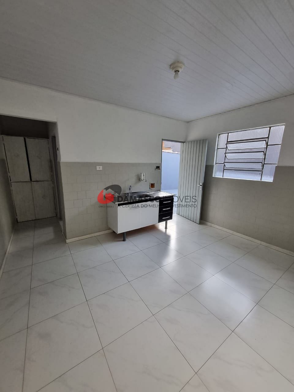 Casa para alugar com 2 quartos, 10m² - Foto 2