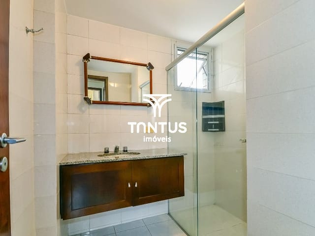 Apartamento 2 quartos e 2 banheiros, para alugar, no bairro Centro em Curitiba