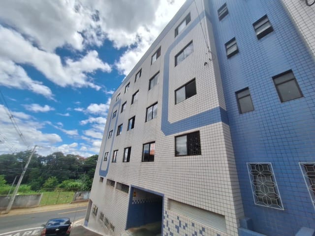 Locação - Apartamento Reformado, 2 quartos, 1 vaga de garagem, Edifício Elias, Centro.