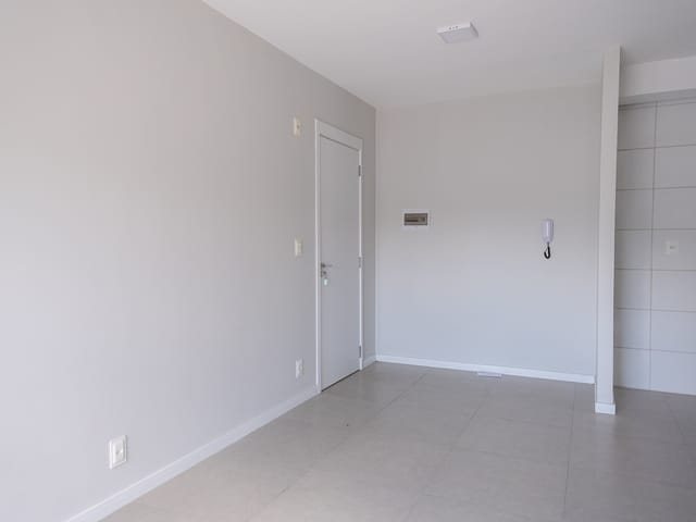 Apartamento 2 quartos e 1 banheiro, à venda ou para alugar, no bairro Areal em Pelotas