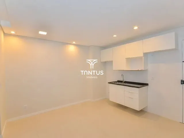 Apartamento 2 quartos e 2 banheiros, para alugar, no bairro Água Verde em Curitiba