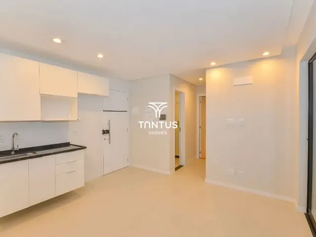 Apartamento 2 quartos e 2 banheiros, para alugar, no bairro Água Verde em Curitiba