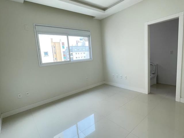 Apartamento com 242m² 4 quartos e 5 banheiros, à venda, no bairro Meia Praia em Itapema