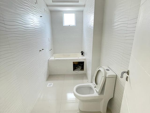 Apartamento com 242m² 4 quartos e 5 banheiros, à venda, no bairro Meia Praia em Itapema