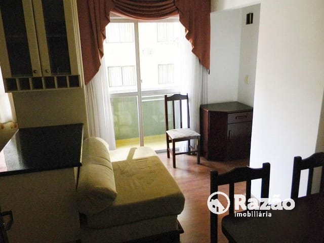 Apartamento 1 quarto e 1 banheiro, para alugar, no bairro Centro em Curitiba