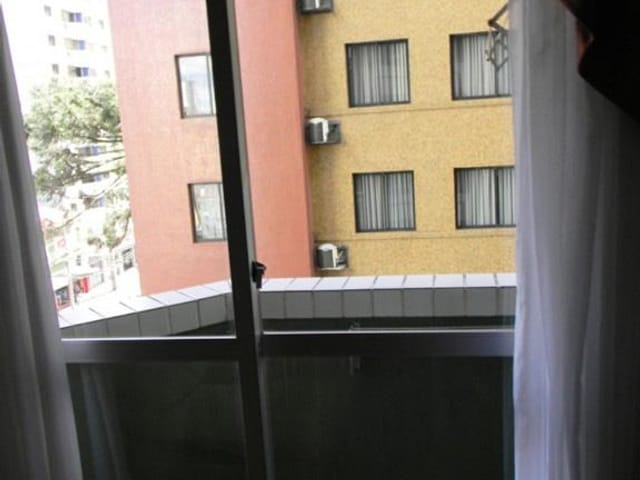Apartamento 1 quarto e 1 banheiro, para alugar, no bairro Centro em Curitiba