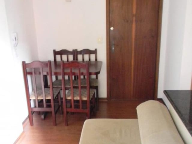 Apartamento 1 quarto e 1 banheiro, para alugar, no bairro Centro em Curitiba