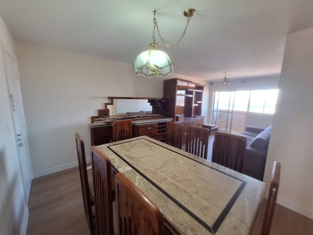 Locação - Apartamento Semimobiliado, 3 quartos sendo 1 suíte, 1 vaga de garagem, Edifício Clélia Voigt, Centro.