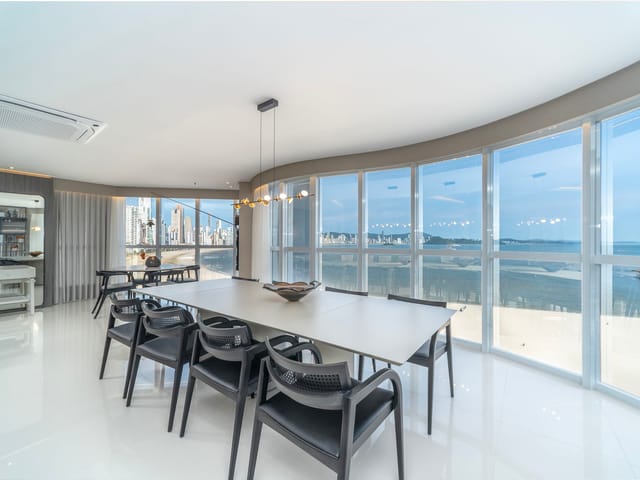 Apartamento com 464m² 4 quartos e 5 banheiros, à venda, no bairro Centro em Balneário Camboriú