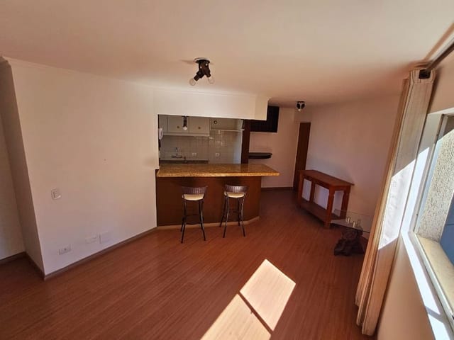Apartamento 2 quartos e 3 banheiros, para alugar, no bairro Bigorrilho em Curitiba