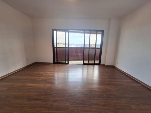 Apartamento 4 quartos e 3 banheiros, para alugar, no bairro Alto da Glória em Curitiba