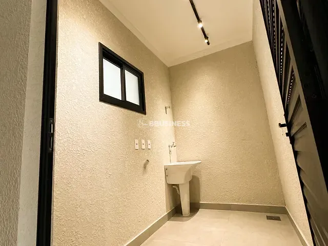 Casa com 250m² 3 quartos e 3 banheiros, à venda, no bairro Parque Olívio Franceschini em Hortolândia
