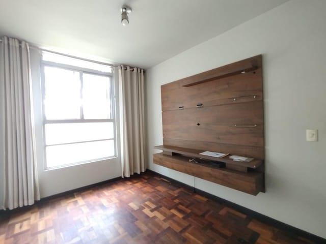 Apartamento 2 quartos e 1 banheiro, para alugar, no bairro Novo Mundo em Curitiba