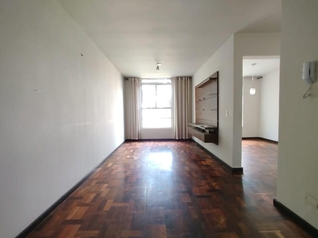 Apartamento 2 quartos e 1 banheiro, para alugar, no bairro Novo Mundo em Curitiba