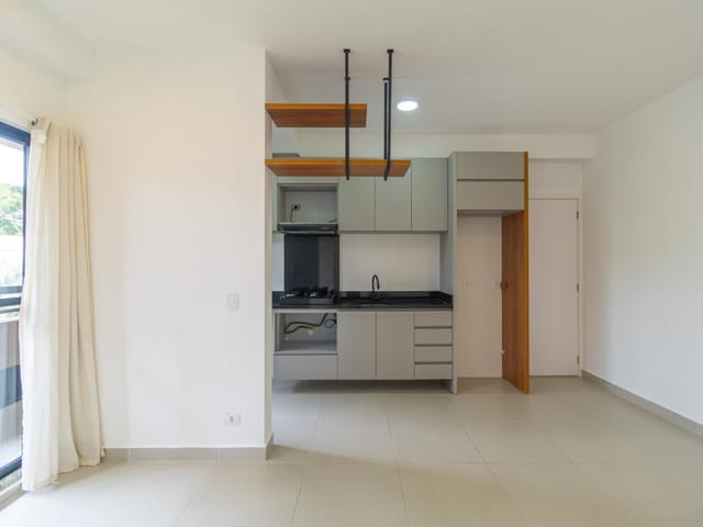 Apartamento 2 quartos e 1 banheiro, para alugar, no bairro Campo Comprido em Curitiba