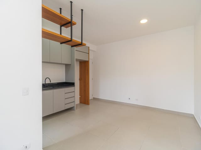 Apartamento 2 quartos e 1 banheiro, para alugar, no bairro Campo Comprido em Curitiba
