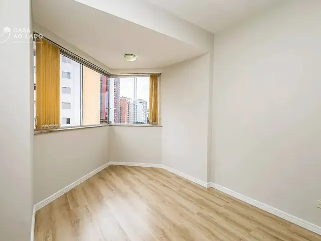 Apartamento 2 quartos e 2 banheiros, para alugar, no bairro Cristo Rei em Curitiba