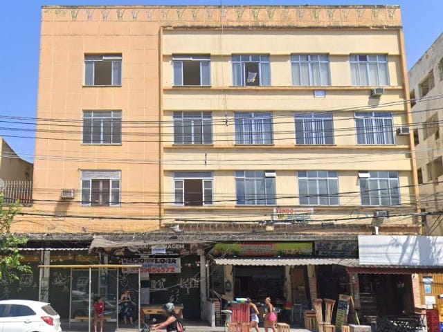 Foto do Apartamento - Ótima oportunidade!! Apartamento a venda de frente 2 quartos com dependência completa de empregada com vaga de garagem próximo ao BRT. Vaz Lobo - RJ. | Hilmar