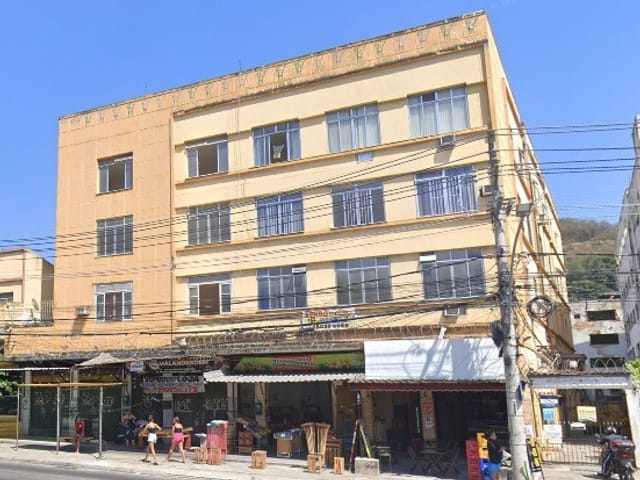 Foto do Apartamento - Ótima oportunidade!! Apartamento a venda de frente 2 quartos com dependência completa de empregada com vaga de garagem próximo ao BRT. Vaz Lobo - RJ. | Hilmar
