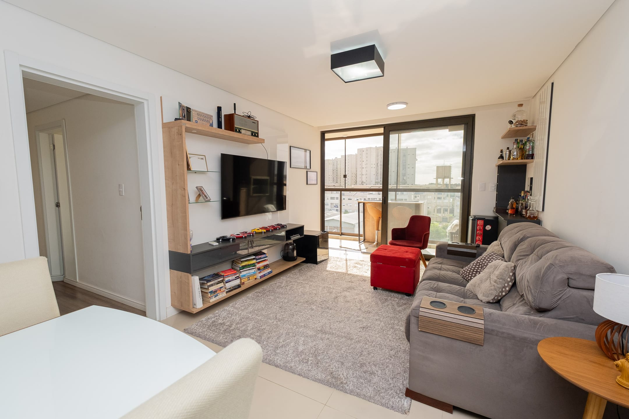 Amplo apartamento na Zona Norte de Pelotas, 110 m², 3 quartos (1 suíte), sacada, churrasqueira e 2 vagas. Condomínio com lazer e portaria 24h.