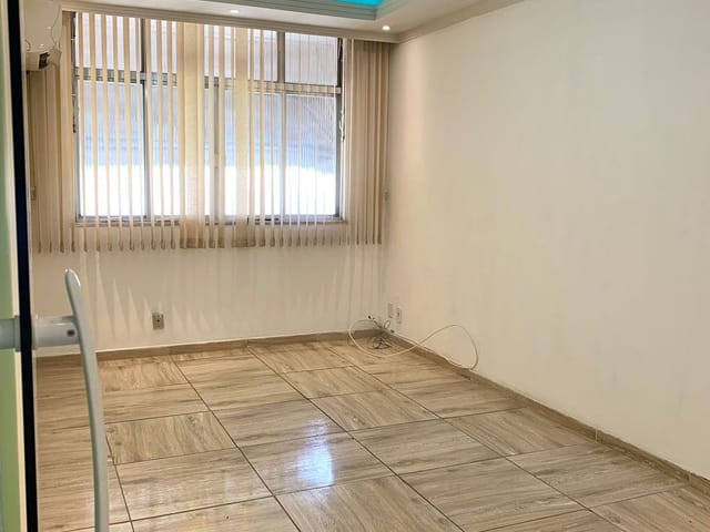 Foto do Apartamento - Ótimo apartamento à venda, 45m², 1 quarto, sala com teto rebaixado e ar condicionado, 1 vaga de garagem e proxímo ao shopping via Brasil. Irajá - RJ | Hilmar