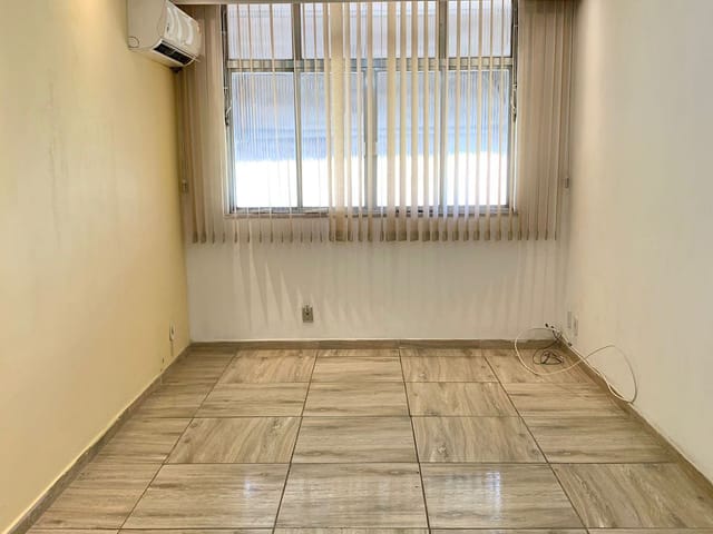 Foto do Apartamento - Ótimo apartamento à venda, 45m², 1 quarto, sala com teto rebaixado e ar condicionado, 1 vaga de garagem e proxímo ao shopping via Brasil. Irajá - RJ | Hilmar