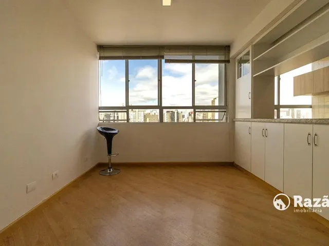 Apartamento 1 quarto e 1 banheiro, para alugar, no bairro Centro em Curitiba