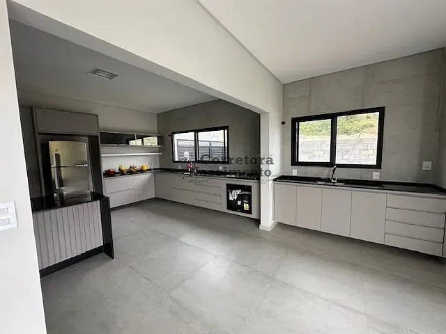 Casa com 1700m² 3 quartos e 3 banheiros, à venda, no bairro Condomínio Parque Vale dos Lagos em Jacareí