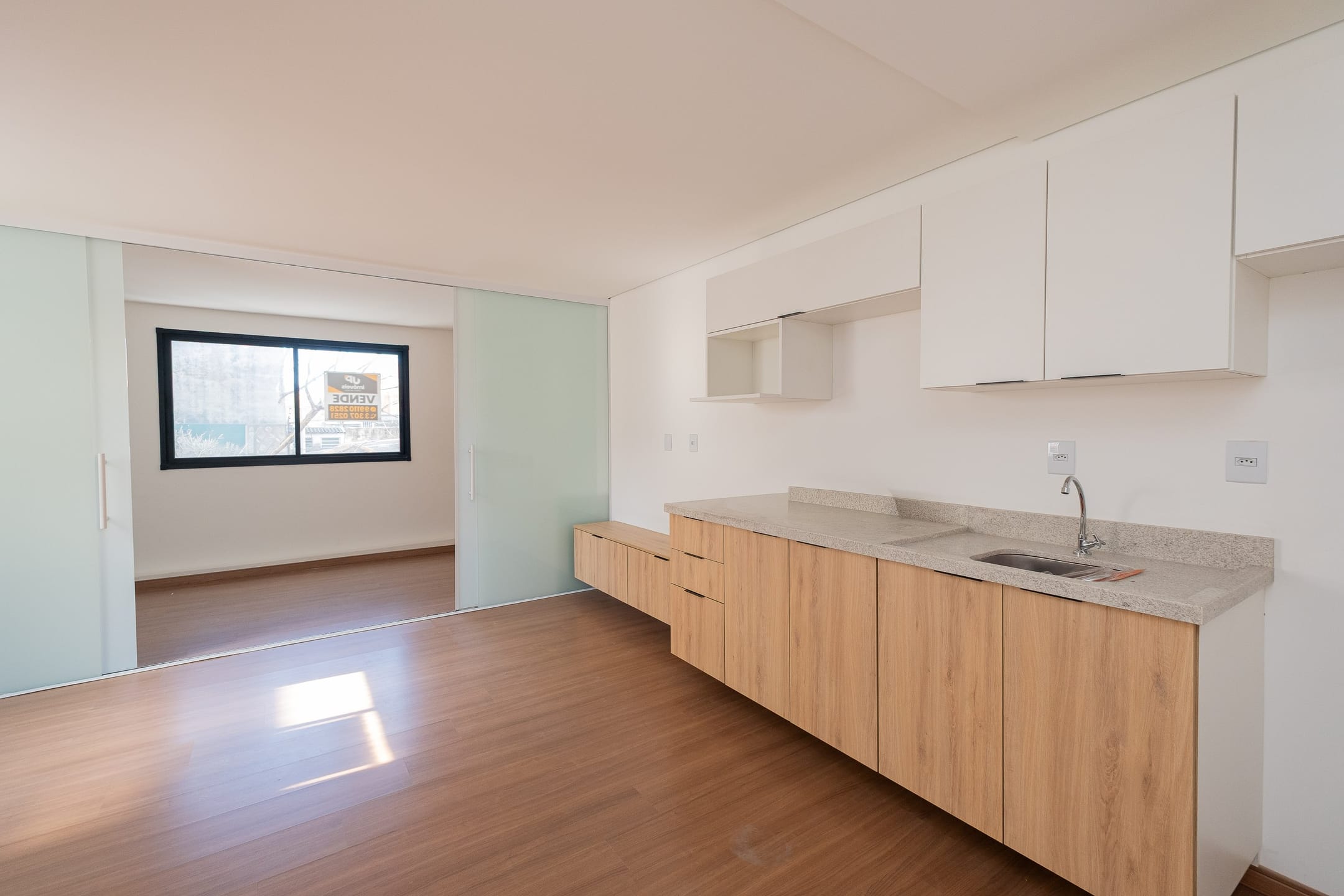 Apartamento semimobiliado à venda e locação, Centro, Pelotas, RS! Imóvel conta com 1 dormitório e 1 banheiro!
