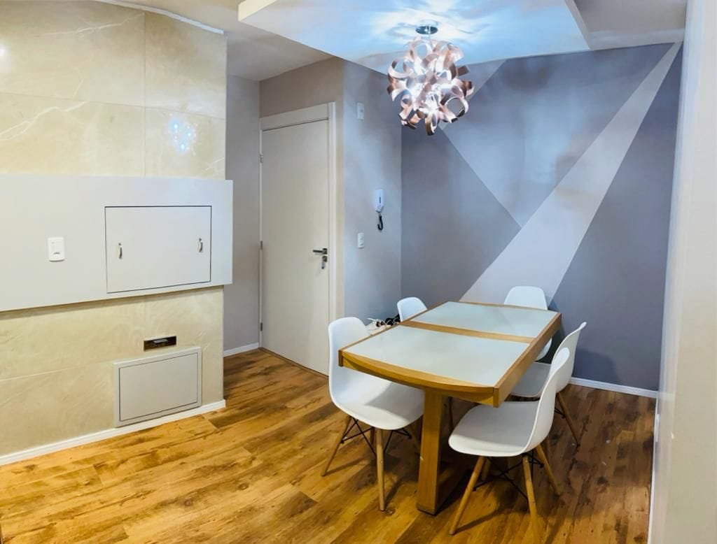Apartamento mobiliado à venda, Três Vendas, Pelotas, 61,84 m², 2 quartos (1 suíte), 2 salas, churrasqueira gourmet, piscina, salão de festas e aceitando pets.