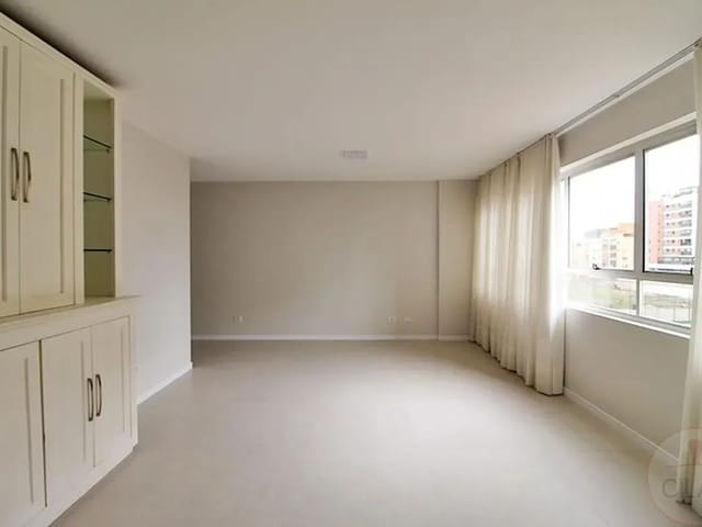Apartamento 3 quartos e 3 banheiros, para alugar, no bairro CRISTO REI em Curitiba