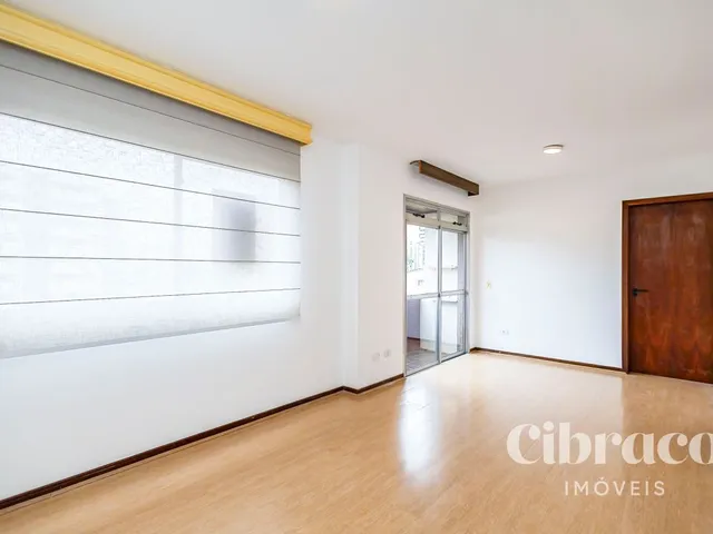 Apartamento 3 quartos e 2 banheiros, para alugar, no bairro Centro em Curitiba