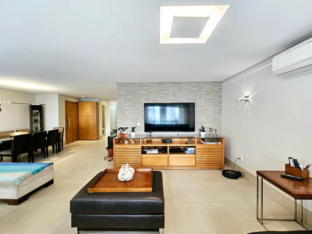 Foto do Apartamento - Apartamento à venda, Com 3 Quartos, 1 Suíte, 187m² Reformado no Itaim Bibi com 2 Vagas e Varanda | Paulista Imóveis